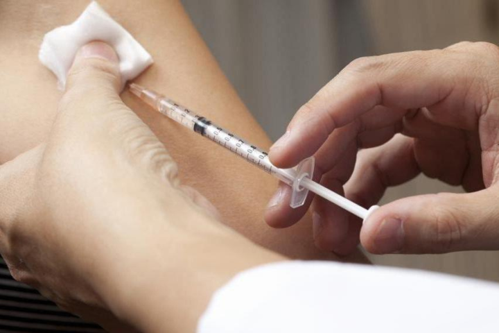 За сутки в Украине от коронавируса вакцинировали почти 101 тысячу человек
