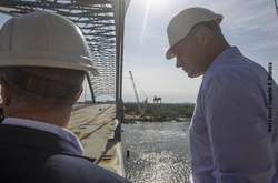 Мер Києва Віталій Кличко періодично перевіряє, як тривають роботи з будівництва Подільсько-Воскресенського мостового переходу