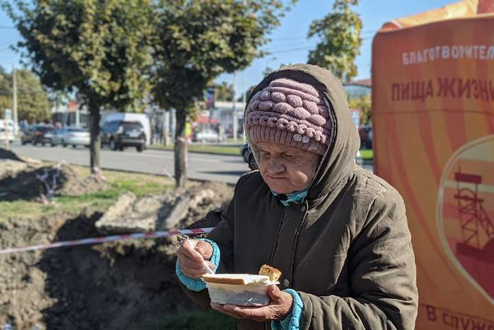 Тысячи жителей ОРДЛО ежедневно вынуждены стоять в очередях за бесплатными обедами (фото) 
