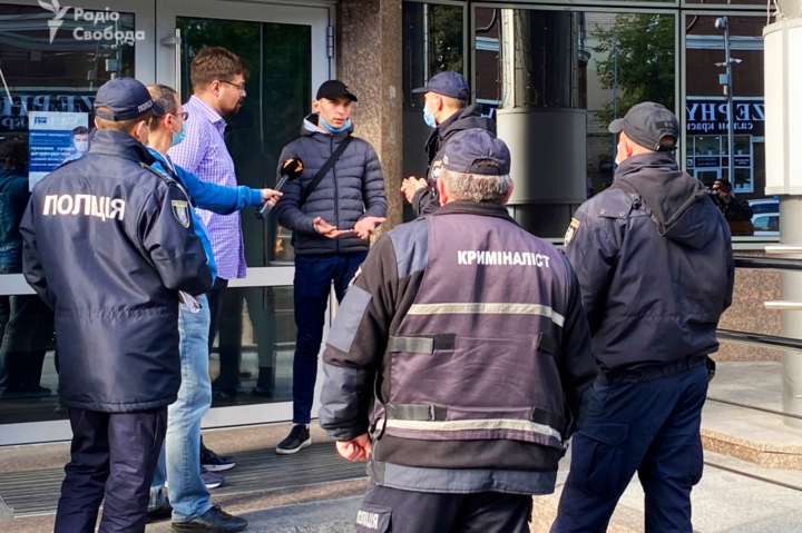 Нападение на журналистов. «Укрэксимбанк» хотел оправдать свои действия, но попал в новый скандал