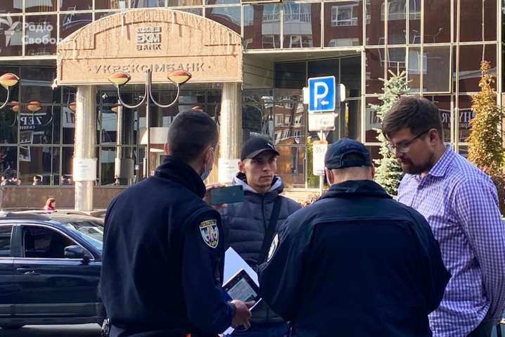 Київська прокуратура взяла під контроль справу про напад на журналістів у банку