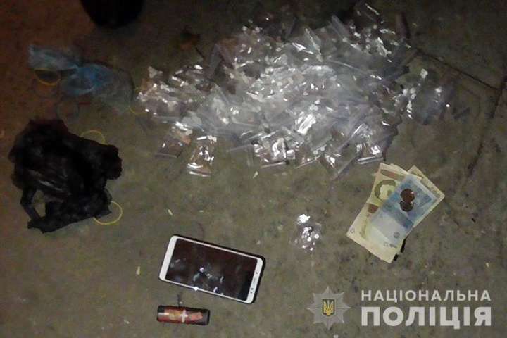 Оперативники затримали в Києві юнака за підозрою у збуті наркотиків