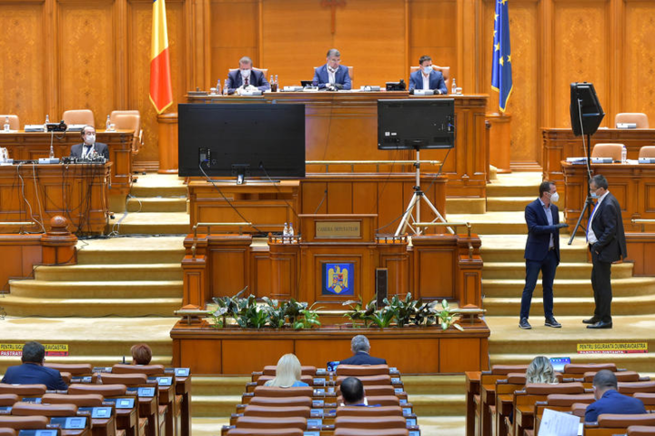 Румунський парламент відправив уряд у відставку