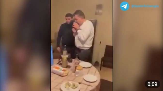 З'явилося нове відео затримання Саакашвілі: висмикнули під час вечері 
