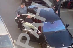 «Слуга» Юзік ледве вліз у Mercedes за $200 тисяч (відео)