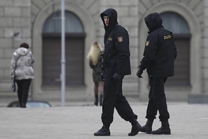 У Білорусі затримали понад 100 осіб за коментарі про загибель співробітника КДБ