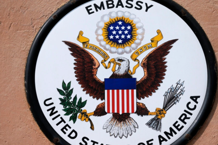 Сенатори США просять Байдена вислати з країни 300 російських дипломатів