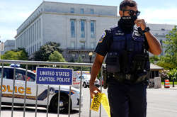 ЗМІ писали, що правоохоронці провели «контрольований вибух» підозрілої машини поруч з будівлею Верховного суду США