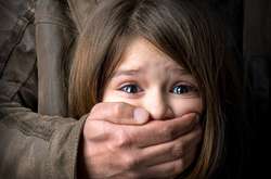 У Києві чоловік п'ять років ґвалтував малолітню пасербицю