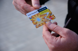 Ощадбанк в последний раз автоматически продлил действие платежных карточек переселенцев 