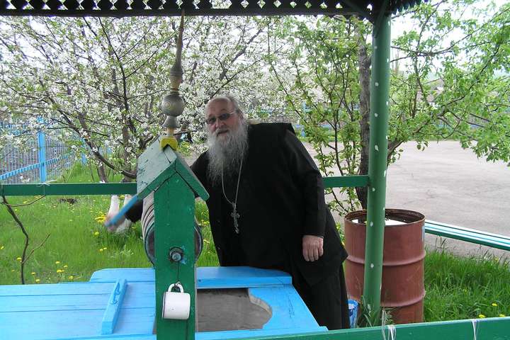 Священник из оккупированной Луганщины жалуется, что ему часто приходится отпевать прихожан