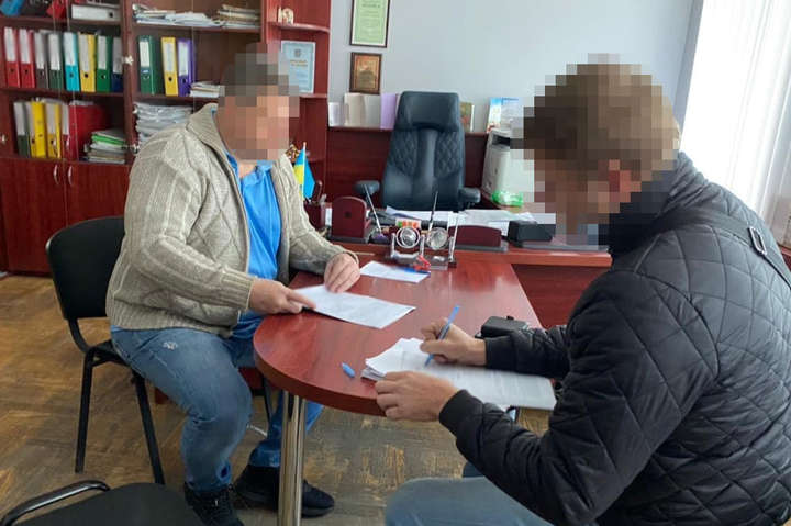 Посадовець Дарницької райадміністрації підозрюється у розтраті коштів на ремонті шкіл 