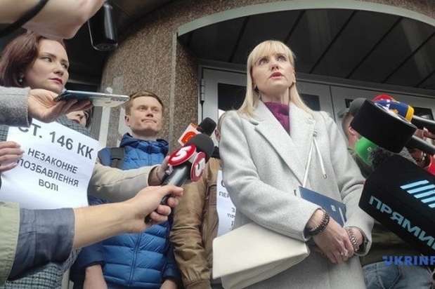 Напад на журналістів: силовики прийшли в Укрексімбанк вручити дві підозри