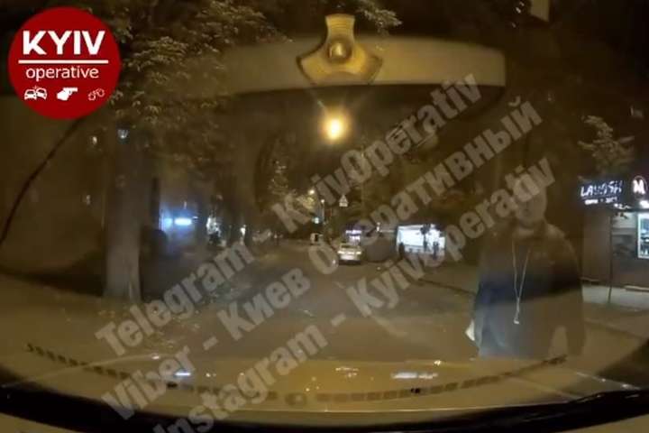 У Києві молодик кинувся під автівку «на спір» (відео)