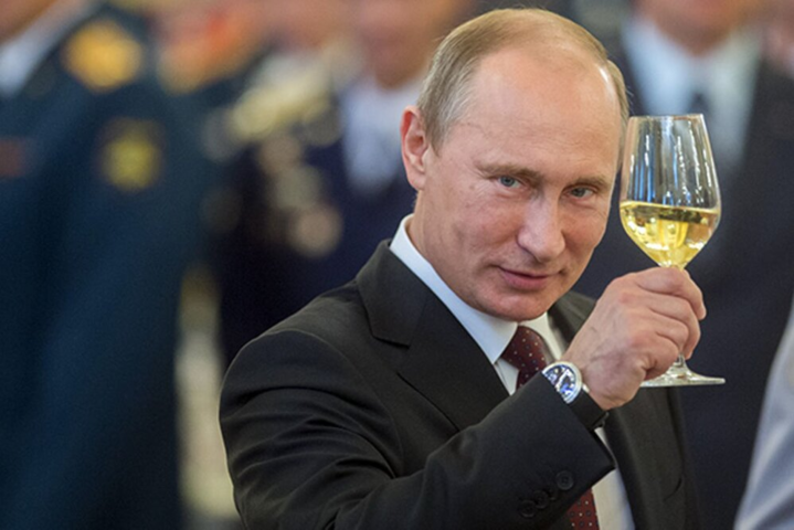 Диктатору – 69. Кремль рассказал, в чьем кругу сегодня празднует Путин 