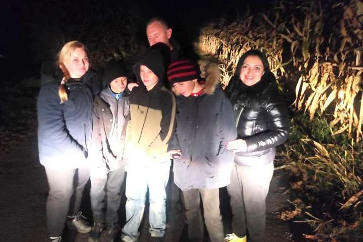 Блукали вночі в кукурудзі. Поліція розшукала зниклих під Києвом дітей (фото, відео)
