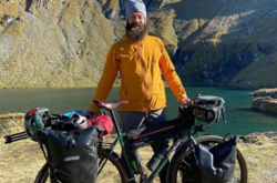  Андрей Кремез, преодолевая первые 200 км, проехал через Закарпатье и пересек границу в Румынию 
  