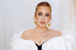 В платье с декольте. Экстремально похудевшая Адель снялась для обложки Vogue