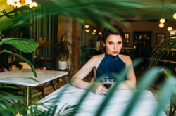 Распахнутое платье и колье. Знаменитая украинская писательница снялась в откровенной фотосессии