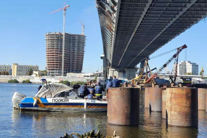 Прокуратура з водолазами досліджує якість будівництва Подільського мосту в Києві (фото)