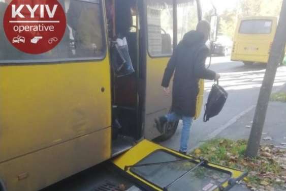 У Києві в маршрутки з пасажирами відвалилися двері (фото)