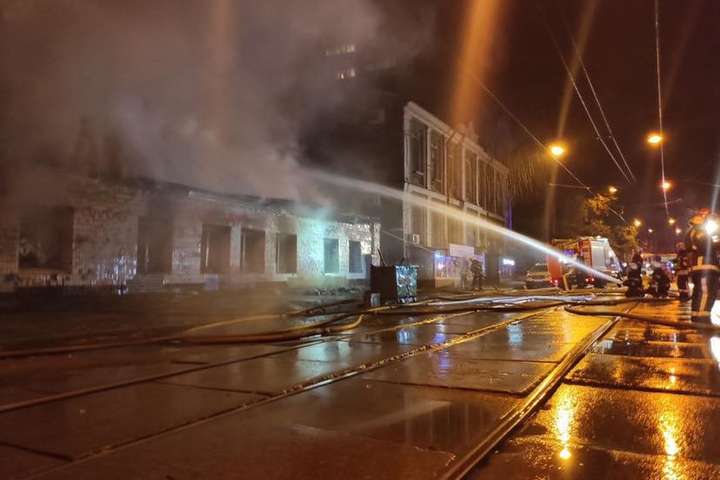 Крупный пожар на Лукьяновке: сгорел старинный дом (фото, видео) 