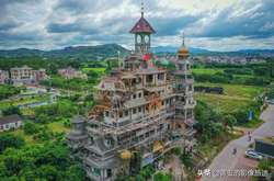 Китайский фермер потратил десятки миллионов на безумное здание, чтобы привлечь туристов (фото)