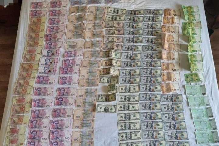 Викрито злочинців, які «вибивали» зі страхового агента 130 тис. грн