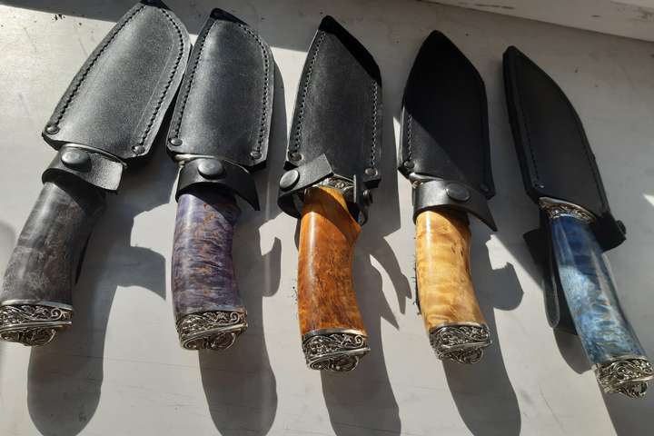 Київські митники вилучили з міжнародних посилок розкішні ножі (фото)