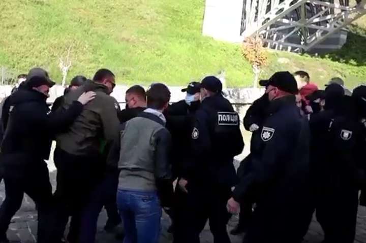 Поліція силою не дала активістам розгорнути банер «Коломойського під санкції» (відео)