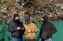 «Євросолідарність» стверджує, що під будинком Порошенка зібрались «проплачені тітушки» (відео)