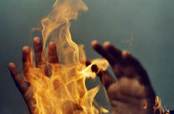 За інформаціює поліції, до злочину причетний один підліток. Однак, як повідомляють ЗМІ, підпалили чоловіка двоє хлопців.