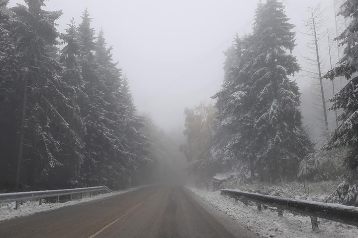 Водіїв попереджають бути обережними, бо дорожнє покриття мокре та слизьке у всій країні - Болгарію та Грецію засипало снігом (фото, відео)