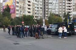 Активісти влаштували автопробіг до будинку Зеленського у Конча-Заспі (фото)