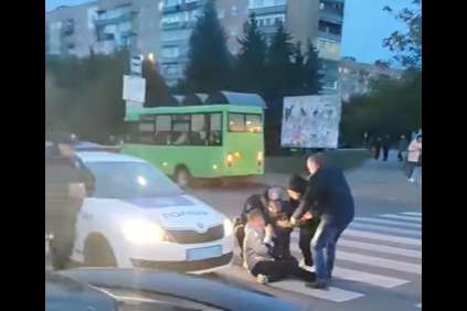 Авто поліції збило жінку та дитину на пішохідному переході у Краматорську (відео)