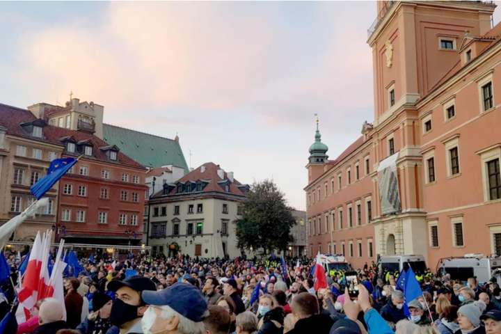 Польщі загрожує вихід з ЄС: люди масово вийшли на вулиці на підтримку членства