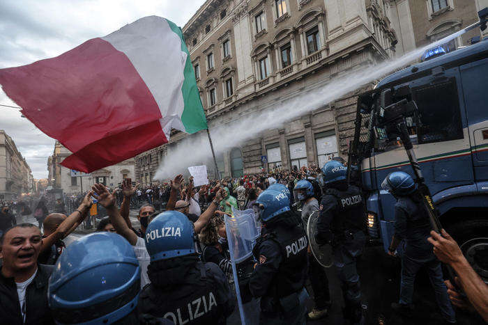 У Римі стались масштабні сутички на акції проти Covid-паспортів (фото)