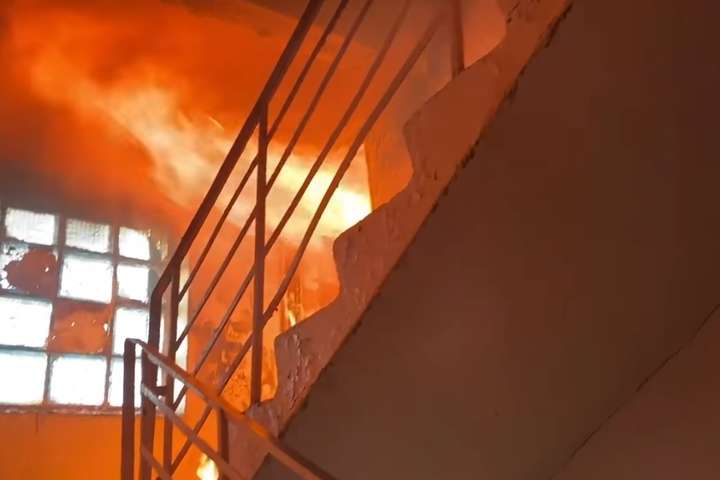 Вигоріли двері ліфтів і квартир: у будинку на Оболоні бушувала пожежа (відео)