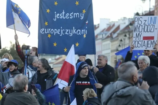 Польше угрожает выход из ЕС: люди массово вышли на улицы в поддержку членства 