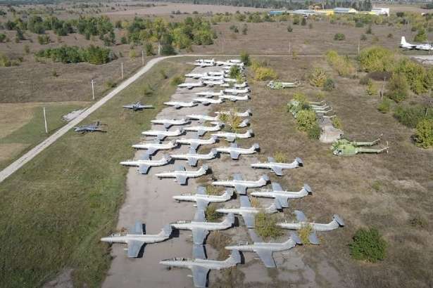 Кладбище самолетов. В Запорожье нашли заброшенный аэродром (фото)