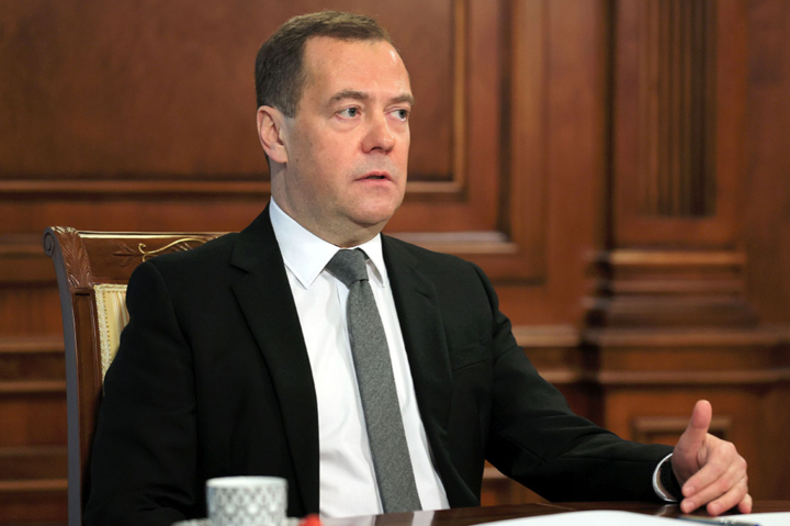 Списанный на политическую пенсию Медведев написал истерическую статью об Украине 