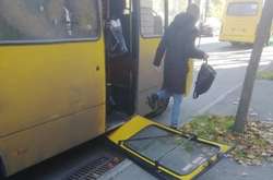 Інспектори виписали штраф перевізнику, в автобусі якого відпали двері (фото)