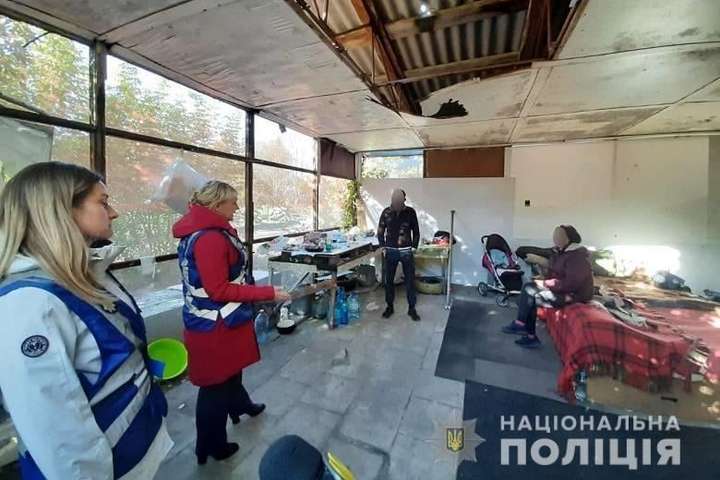У Києві поліцейські виявили у занедбаній будівлі чотиримісячну дівчинку (фото)