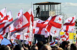 Біля Руставської в’язниці зібралися прихильники Саакашвілі. Серед моря прапорів Грузії було декілька синьо-жовтих