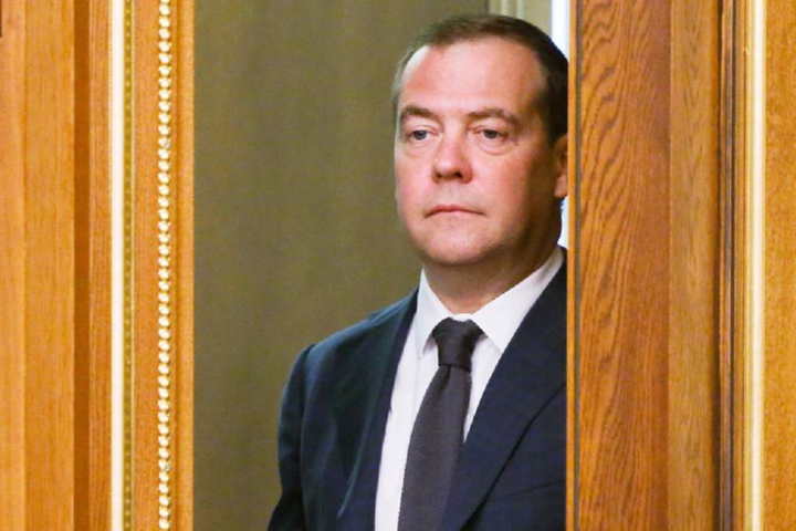 Коза и волк. Политический пенсионер Медведев описал отношения Украины и России 