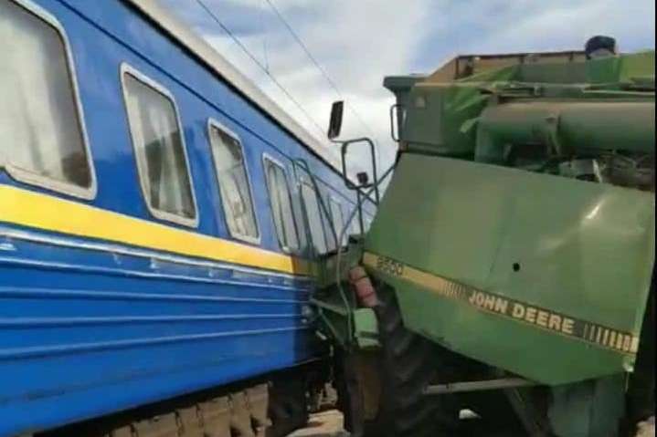 Аварія не призвела до серйозних травмувань - Біля Фастова зіткнулися потяг та комбайн (фото)