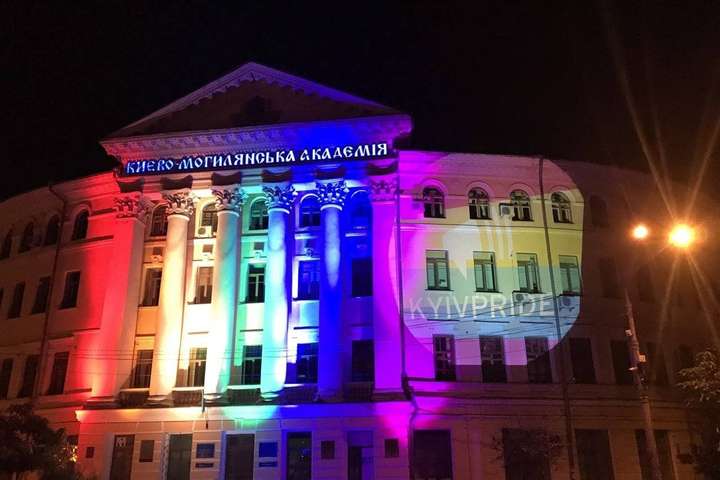 У Києві три будівлі засяяли кольорами ЛГБТ-прапора (фото, відео)