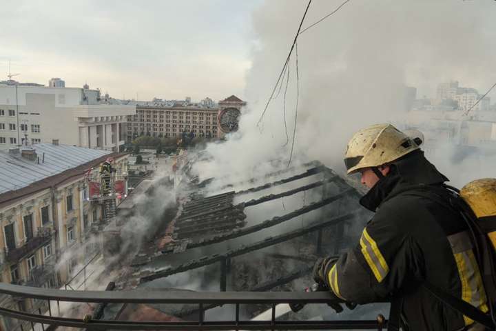 Велика пожежа в центрі Києва: вогонь охопив дах будинку (фото, відео)