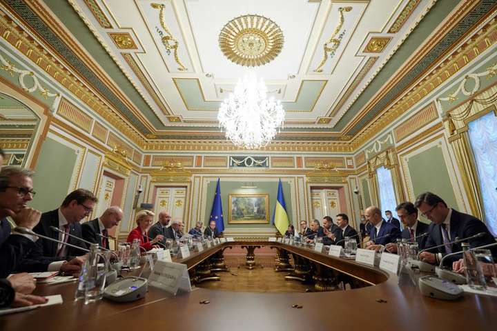 Не лише «відкрите небо»: Україна та ЄС підписали ще дві угоди