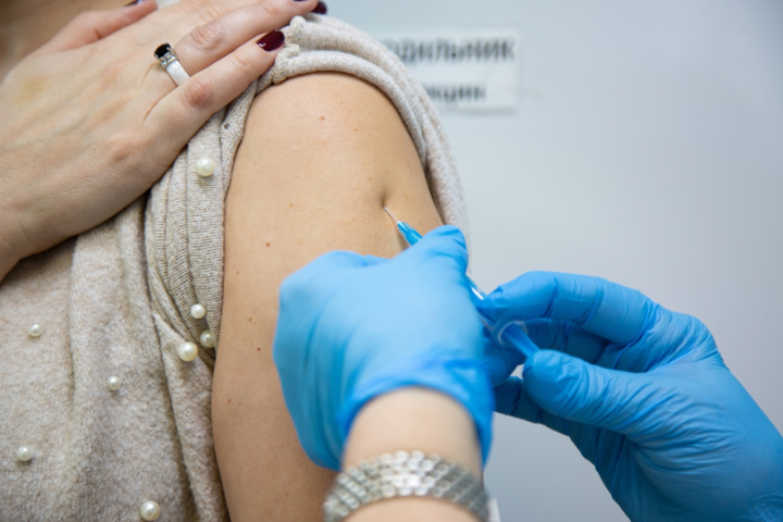 ВОЗ рекомендует людям со слабым иммунитетом делать дополнительную прививку от Covid-19 